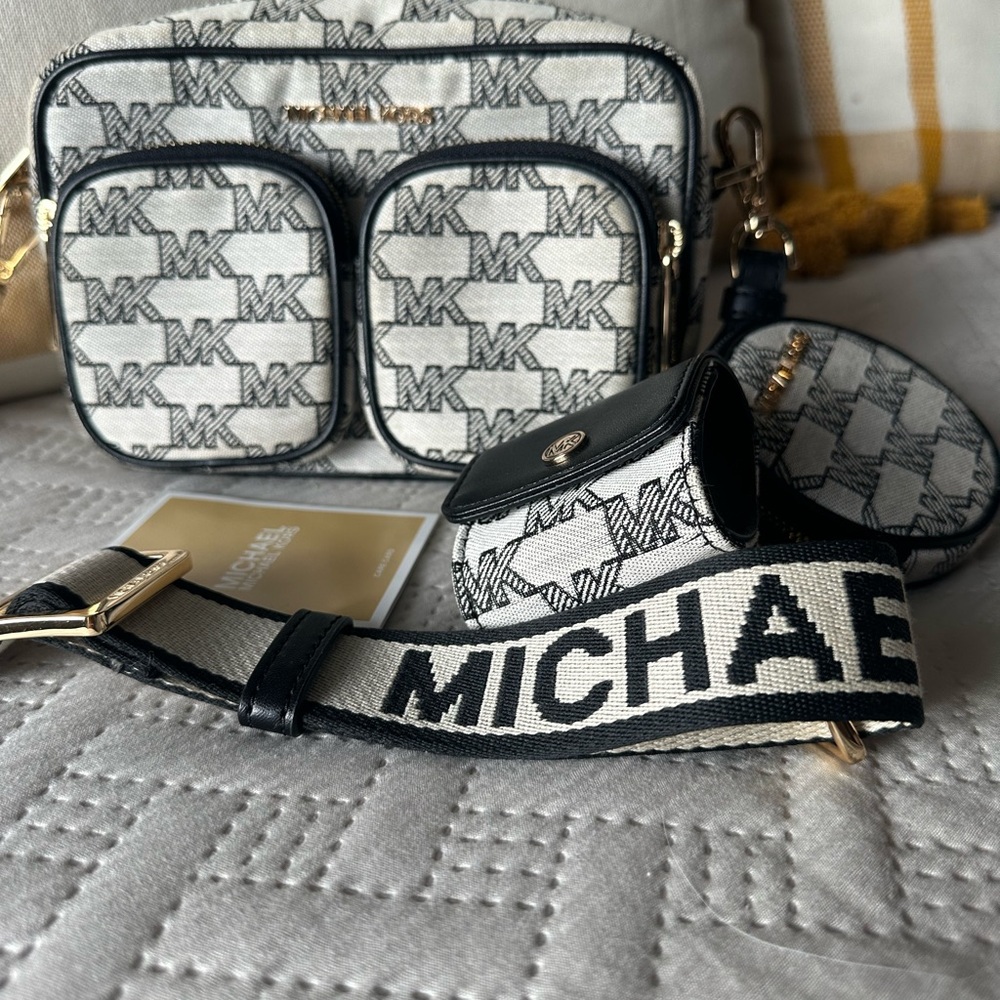 Michael Kors Black and Cream Key & Card Holder Set